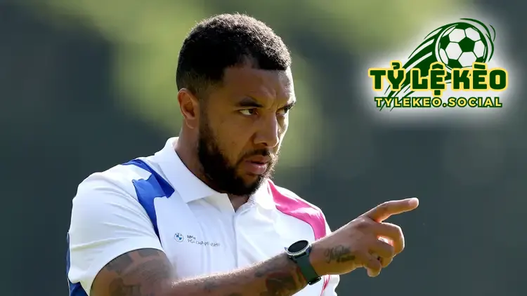 Deeney cho rằng xếp hàng chào đón đối thủ là một sự xấu hổ